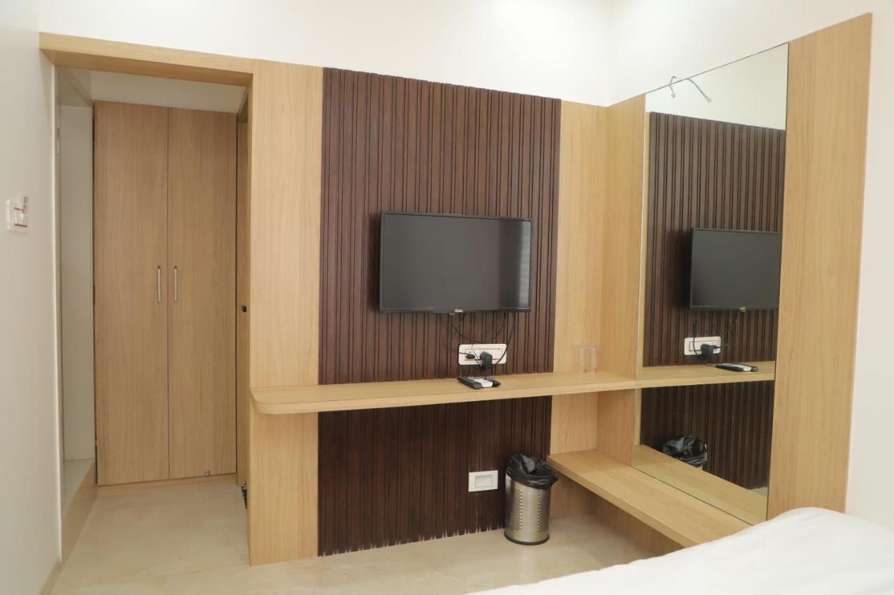 Hotel Dwarka Palace Ahmednagar Exterior photo