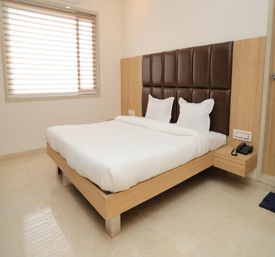 Hotel Dwarka Palace Ahmednagar Exterior photo